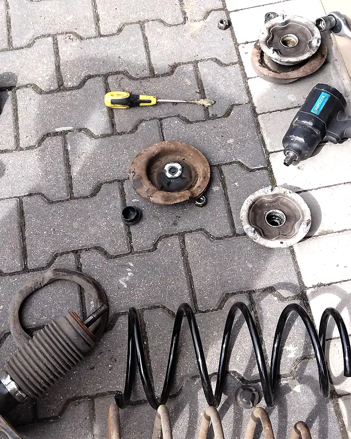 Elementy zawieszenia przygotowane do porównania przed montażem